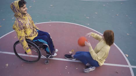 Behinderter-Junger-Mann,-Der-In-Zeitlupe-Basketball-Spielt.
